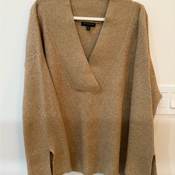 Banana Republic Sweaters - Banana Republic Women's V-Neck Sweater in Warm Tan